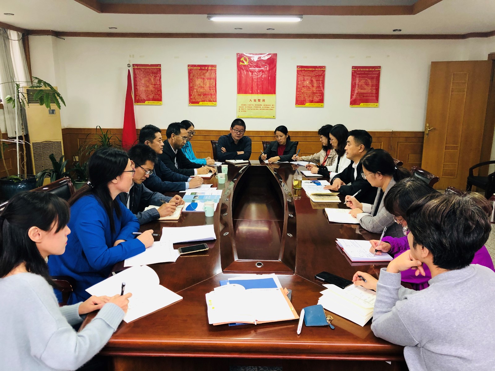 纪委书记张宗伟到图书馆走访调研