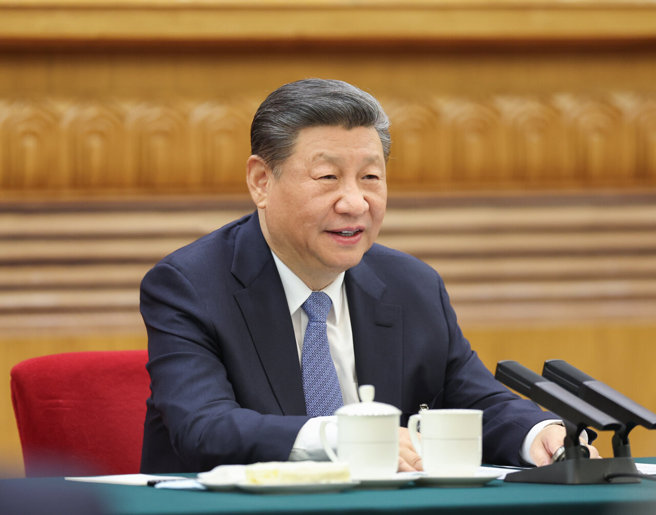 3月5日,中共中央总书记、国家主席、中央军委主席习近平参加他所在的十四届全国人大二次会议江苏代表团审议。新华社记者 鞠鹏 摄