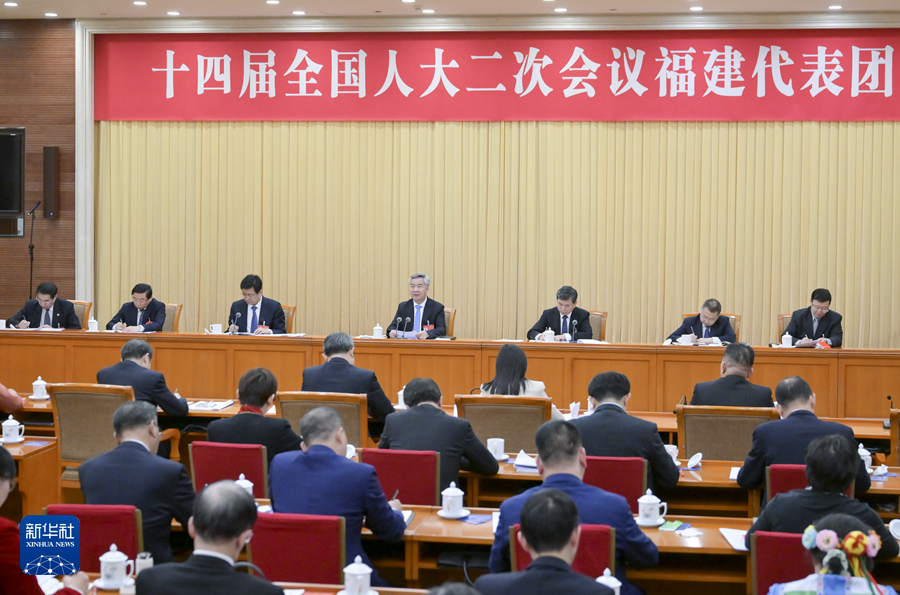 3月5日,中共中央政治局常委、中央纪委书记李希来到他所在的福建代表团,同代表们一起审议政府工作报告。新华社记者 高洁 摄