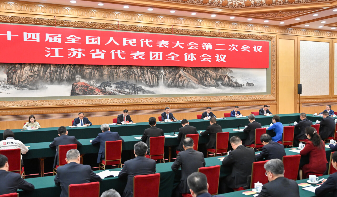 3月5日,中共中央总书记、国家主席、中央军委主席习近平参加他所在的十四届全国人大二次会议江苏代表团审议。新华社记者 岳月伟 摄
