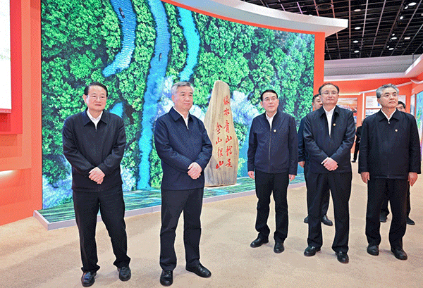 3月18日至21日,中共中央政治局常委、中央纪委书记李希到浙江调研。这是3月19日,李希参观“八八战略”实施20周年大型主题展览。新华社记者 岳月伟 摄