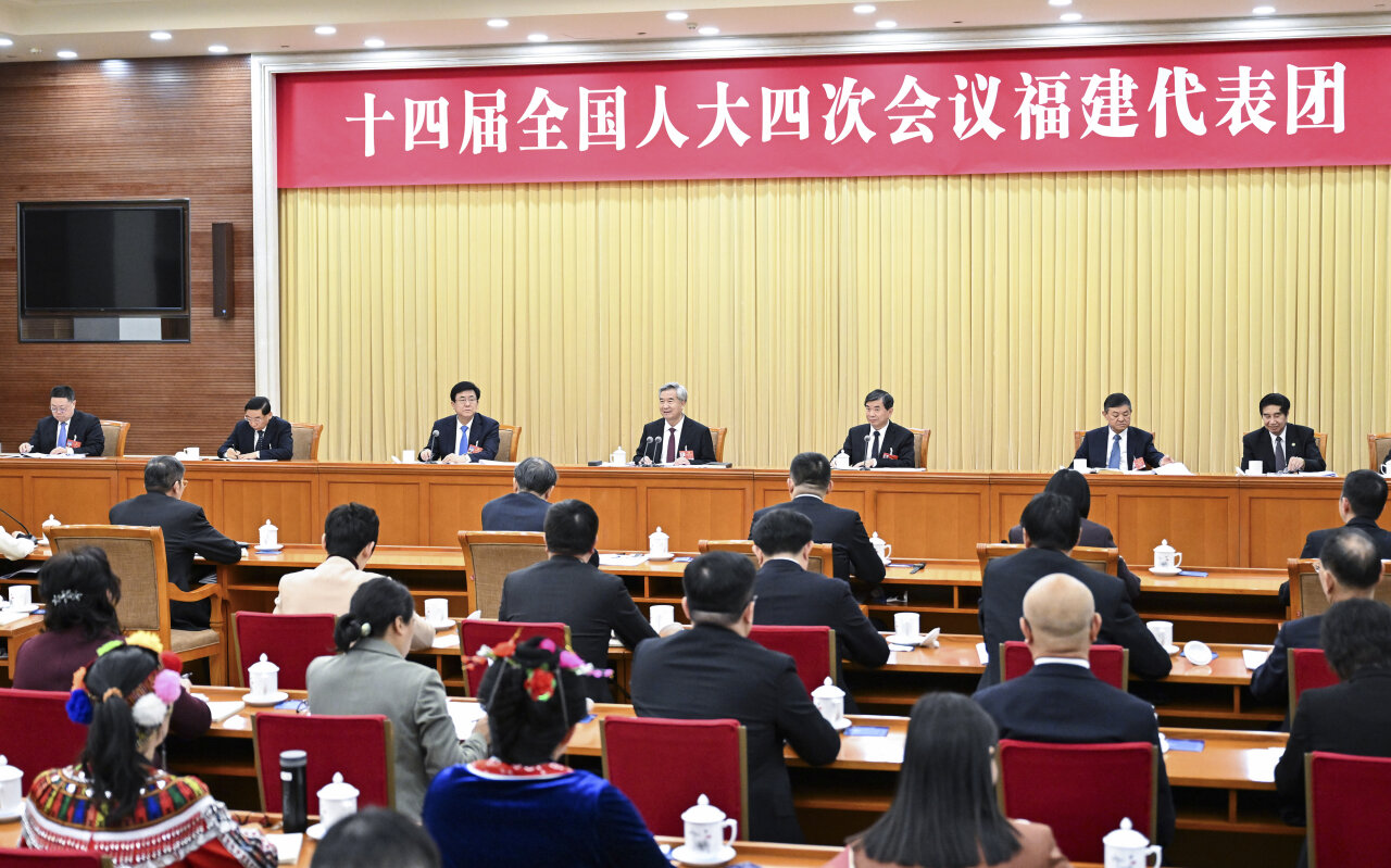 3月5日下午,中共中央政治局常委、中央纪委书记李希来到他所在的福建代表团,同代表们一起审议政府工作报告。 新华社记者 岳月伟 摄