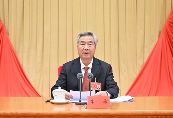 1月12日,中国共产党第二十届中央纪律检查委员会第五次全体会议在北京开幕。中共中央政治局常委、中央纪律检查委员会书记李希代表中央纪律检查委员会常务委员会作题为《以更高标准、更实举措推进全面从严治党,为实现“十五五”时期目标任务提供坚强保障》的工作报告。 新华社记者 岳月伟 摄