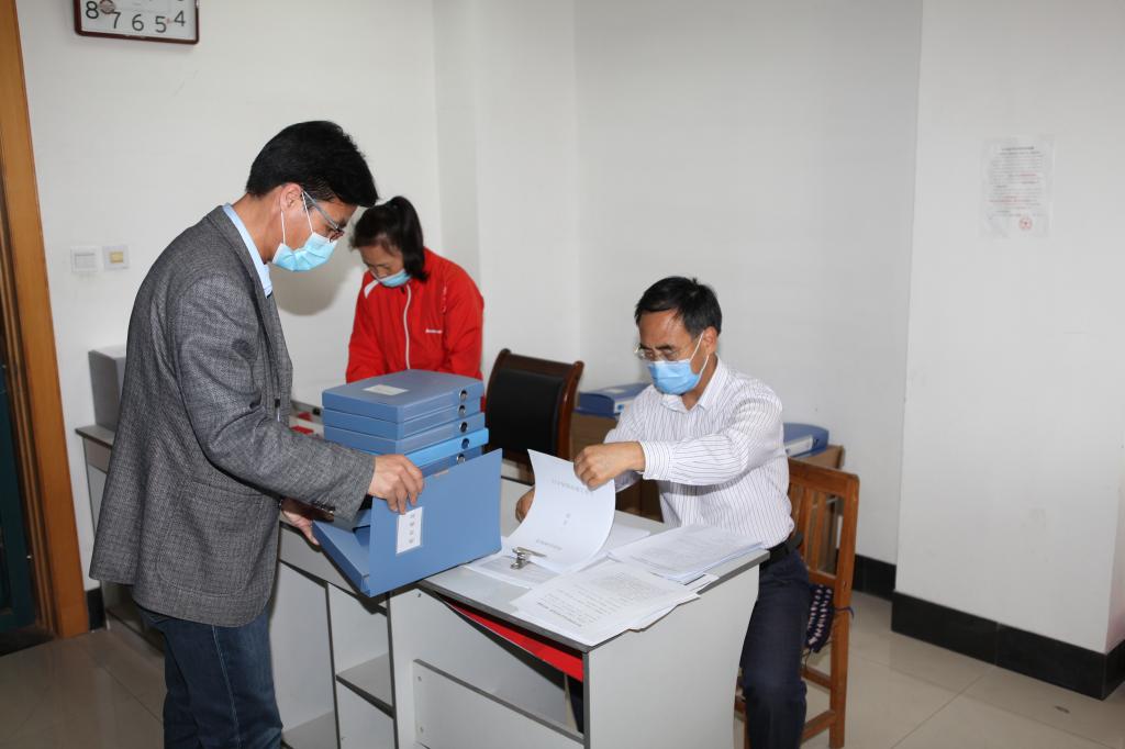 纪委、监察专员办公室工作人员检查疫情防控档案资料